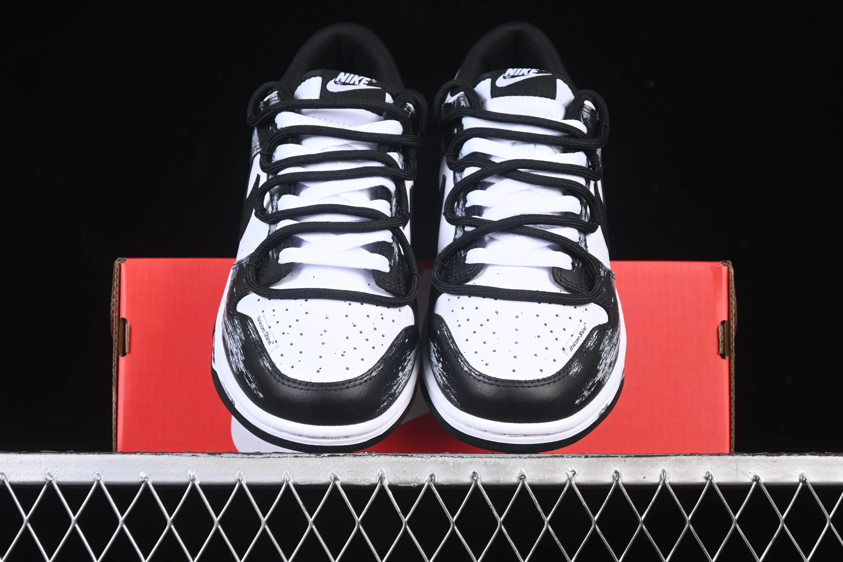 All categories Nk SB Dunk Series Nk SB Dunk Low High-end customized low-top sneakers Nike SB Dunk Low Punk style black and white straps High-end customized low-top casual sneakers DD1391-100